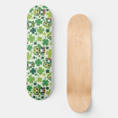 Baby-Eule süße St. Patrick Cartoon Skateboard (Vorderseite)