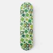 Baby-Eule süße St. Patrick Cartoon Skateboard (Vorderseite)
