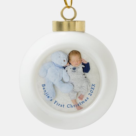Baby First Christmas Foto gebogene Typografie Keramik Kugel-Ornament (Vorderseite)