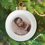 Baby First Christmas Foto Keramik Kugel-Ornament<br><div class="desc">Dieses moderne und elegante Ornament mit Ihrem Lieblings-Baby-Foto. Perfect Baby's erstes Weihnachts-Foto-Sake-Geschenk. Der erste Weihnachtsschmuck des Babys kann mit dem Namen des Babys,  dem Jahr und dem Foto abgestimmt werden. Leicht anpassbarer Text und Text.</div>