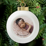 Baby First Christmas Foto Keramik Kugel-Ornament<br><div class="desc">Dieses moderne und elegante Ornament mit Ihrem Lieblings-Baby-Foto. Perfect Baby's erstes Weihnachts-Foto-Sake-Geschenk. Der erste Weihnachtsschmuck des Babys kann mit dem Namen des Babys,  dem Jahr und dem Foto abgestimmt werden. Leicht anpassbarer Text und Text.</div>