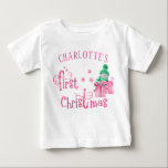 Baby First Christmas Pink Snowman and Snowflakes Baby T-shirt<br><div class="desc">Personalisiert Erster WeihnachtsweihnachtsT - Shirt mit niedlichem Schneemann und rosa, kantige Typografie. Der Wortlaut lautet "Die erste Weihnachtszeit deines Namens" und die Vorlage ist für dich Set, um den Namen des Babys hinzuzufügen. Das Design besticht durch einen Cartoon-Schneemann mit wunderschön verpackten Weihnachtsgeschenken, Schneeflocken und Sternen. Liebliches Top für das 1....</div>