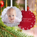 Baby First Christmas Snowflage Großeltern Skript Ornament Karte<br><div class="desc">"Mein erstes Weihnachten." Ein spielerisches visuelle von weißen Schneeflocken und handgeschriebener Schriftzeichen mit individuellem Namen und Jahr, das das Foto Ihrer Wahl überragt, helfen Ihnen, Weihnachten und Neujahr einzuführen. Auf der Rückseite sorgen zusätzliche weiße Schneeflocken und handgeschriebene Typografie mit "stolzer Nana & Papa" & individuell anpassbare Babystaten für einen roten...</div>