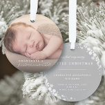 Baby First Christmas Snowflakes Stilvolles Chic Fo Ornament<br><div class="desc">Die erste weihnachtliche klassische Kalligraphie des Babys, das elegante und stilvolle Foto-Ornament der Weißen Schneeflocken. Entworfen / Original-Kunstwerk von fat*fa*tin. Einfach mit eigener Textnachricht, Name, Foto oder Bild personalisieren. Weitere Editierfunktionen finden Sie auf der Seite 'Design bearbeiten'. ・ ・ ・ ・・・, dass die Nachfolger des Nachfolgs von TASTUNG direkt vor...</div>