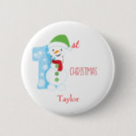 Baby First Christmas Snowman Button<br><div class="desc">Dieser weiße Knopf zeigt einen Schneemann,  der "1." inspiriert ist,  mit einem rot geschriebenen Weihnachtszeichen. Passen Sie den Namen des Babys unter der Grafik an. Bestellen Sie noch heute Ihre Bestellung! Snowman Sign and Red Christmas Schriftart: Prettygrafik design (https://www.etsy.com/shop/Prettygrafikdesign)</div>