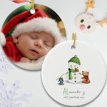 Baby First Christmas Snowman Foto Keramik Ornament<br><div class="desc">Adorable erste Weihnachtsgebäck mit einer exklusiven Illustration eines niedlichen Schneemanns und einiger Tierfreunde auf einer Seite. Auf der anderen Seite können Sie das Foto Ihres Babys hinzufügen. Eine tolle Art, das erste Weihnachtsfest Ihres Babys zu feiern und zu schätzen, und ein toller Sake für Großeltern und andere Familienmitglieder. Illustriert und...</div>