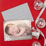 Baby First Christmas Winter Snowflakes Foto Birth Feiertagskarte<br><div class="desc">Die ersten Weihnachtsschneeflakes des Babys und die eleganten weißen Winterschneeflocken,  die Geburtstagskündigung des Fotos. Mit Fett*fa*tin entworfen. Einfach mit eigenen Texten,  Fotos oder Bildern anpassen. Für individuelle Anfragen wenden Sie sich bitte direkt an fat*fa*tin. Es gelten benutzerdefinierte Gebühren. www.zazzle.com/fat_fa_tin www.zazzle.com/color_therapy www.zazzle.com/fatfatin_blue_knot www.zazzle.com/fatfatin_red_knot www.zazzle.com/fatfatin_mini_me www.zazzle.com/fatfatin_box www.zazzle.com/fatfatin_design www.zazzle.com/fatfatin_ink</div>