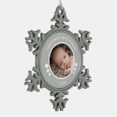 Baby First Foto Jahr grau Schneeflocken Zinn-Ornament (Links)