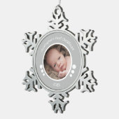 Baby First Foto Jahr grau Schneeflocken Zinn-Ornament (Rechts)