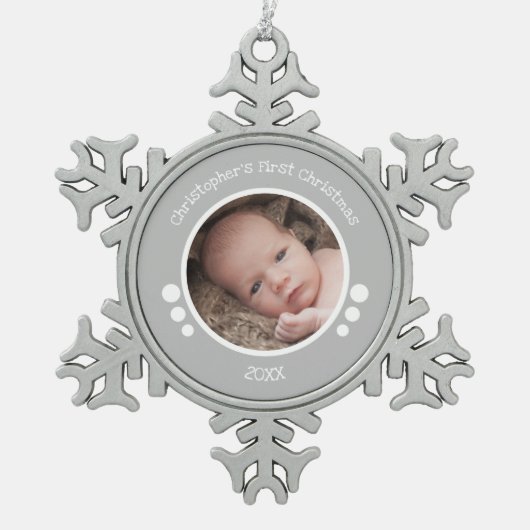 Baby First Foto Jahr grau Schneeflocken Zinn-Ornament (Vorderseite)