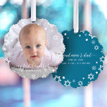 Baby First Hanukkah Foto Schneeflocken Neue Eltern Ornament Karte<br><div class="desc">"Meine erste Hanukka." Ein spielerisches visuelle von David-Stars, Schneeflocken und handgeschriebene Schriftzeichen mit individuellem Namen und Jahr, das das Foto Ihrer Wahl überträgt, helfen Ihnen, Hanukkah und Neujahr einzuführen. Auf der Rückseite, zusätzliche weiße Sterne von David, Schneeflocken und handgeschriebene Typografie mit "stolzen Mama & Papa" & individuell anpassbare Babystats überlagern...</div>