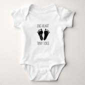 Baby Footprints Big Heart Tiny Toes Bodysuit Baby Strampler (Vorderseite)