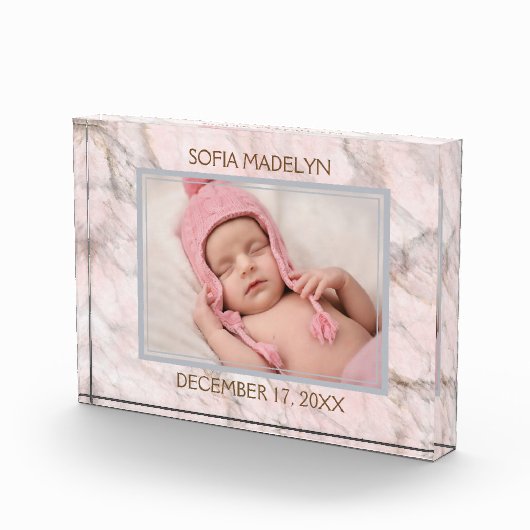 Baby Foto auf elegantem, hellrosa Marmormuster (Rechts)