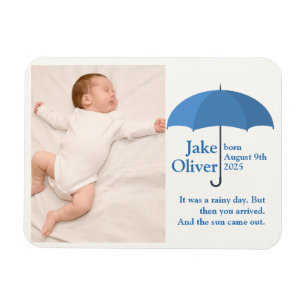Baby-Foto mit Namen und Datum unter blauem Regensc Magnet