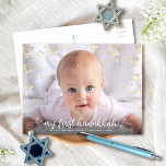 Baby Foto My First Hanukkah Script Star von David Feiertagspostkarte<br><div class="desc">"Meine erste Hanukka." Ein spielerisches visuelle von Champagner-Imitaten Goldfolie Sterne von David, Schneeflocken und handgeschriebene Schrift Typografie, die das Foto Ihrer Wahl überträgt, helfen Ihnen, Hanukkah und Neujahr zu begeben. Ihre persönliche Note, ob in Schreibschrift oder Handschrift, befindet sich auf der Rückseite. Fühlen Sie sich die Wärme und Freude der...</div>