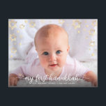 Baby Foto My First Hanukkah Script Star von David Feiertagspostkarte<br><div class="desc">"Meine erste Hanukka." Ein spielerisches visuelle von Champagner-Imitaten Goldfolie Sterne von David, Schneeflocken und handgeschriebene Schrift Typografie, die das Foto Ihrer Wahl überträgt, helfen Ihnen, Hanukkah und Neujahr zu begeben. Ihre persönliche Note, ob in Schreibschrift oder Handschrift, befindet sich auf der Rückseite. Fühlen Sie sich die Wärme und Freude der...</div>