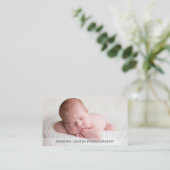 Baby Fotograf Minimalistisches Foto White Gray Visitenkarte (Stehend Vorderseite)