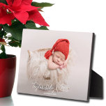 Baby Frameless Foto Tabletop Easel Zurück Fotoplatte<br><div class="desc">Tabletop-Plakette mit eingebautem Aasel zeigt das Foto Ihres Lieblings-Neugeborenen, den Namen und die Geburtsinfo, die direkt auf der Platte für ein atemberaubend knuspriges Bild mit einer leicht wischbaren, sauberen Oberfläche gelegt ist. Gut als Geschenk oder um Ihr Lieblings-Foto in Ihrer Zuhause anzuzeigen. TIPP: Wenn Sie die quadratische Plaque verwenden, schneiden...</div>