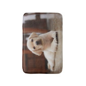 Baby-gelbes Labrador-Hündchen, das auf Bauch legt Badematte (Vorderseite Vertikal)