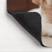 Baby-gelbes Labrador-Hündchen, das auf Bauch legt Mousepad (Ecke)