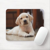Baby-gelbes Labrador-Hündchen, das auf Bauch legt Mousepad (Mit Mouse)