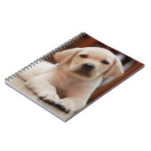 Baby-gelbes Labrador-Hündchen, das auf Bauch legt Notizblock (Linke Seite)