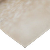 Baby-gelbes Labrador-Hündchen, das auf Bauch legt Tischdecke (Schrägansicht)