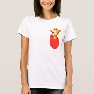 Baby Giraffe in einer gedruckten roten Tasche T-Shirt