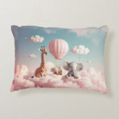 Baby Giraffe mit all seinen Freunden Dekokissen (Rückseite)