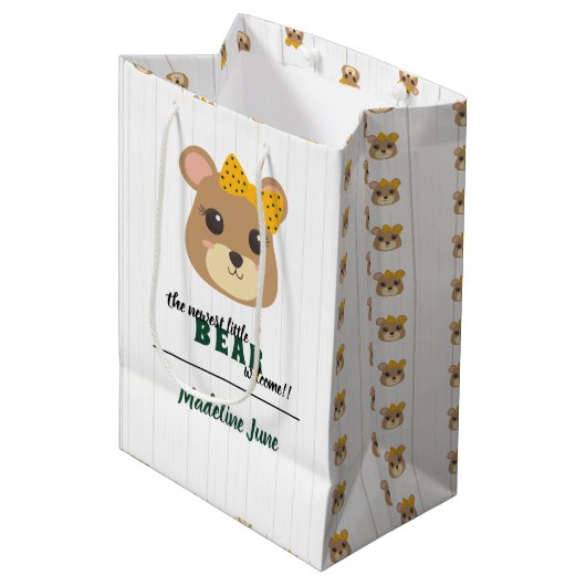 Baby Girl Bear Green & Gold Mittlere Geschenktüte (Vorderseite Schrägansicht)