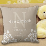 Baby Girl Birth Stats Blume Monogram Kinderzimmer  Kissen<br><div class="desc">Dieses niedliche Kinderzimmer-Kissen ist mit einem natürlichen,  ockerfarbenen Hintergrund und weißen Akzenten ausgestattet und eignet sich perfekt für Ihr Neugeborenes. Das Design bietet für ein Monogramm,  den Namen und die Geburtsdaten einen eigenen Text und ist mit weißen,  dunklen Blume versehen.</div>
