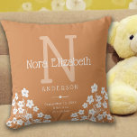 Baby Girl Birth Stats Monogram Kinderzimmer Kissen<br><div class="desc">Dieses niedliche Kinderzimmer-Kissen mit einem gedämpften,  orangefarbenen Hintergrund und Akzenten in hellorange und weiß ist perfekt für Ihr neugeborenes Mädchen geeignet. Das Design bietet für ein Monogramm,  den Namen und die Geburtsdaten einen eigenen Text und ist mit weißen,  dunklen Blume versehen.</div>