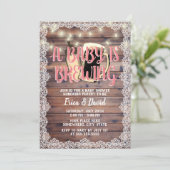 Baby Girl brütet rustikale Laced Wood Baby Dusche Einladung (Stehend Vorderseite)