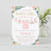 Baby Girl Clothes Kinderdusche Einladung (Stehend Vorderseite)