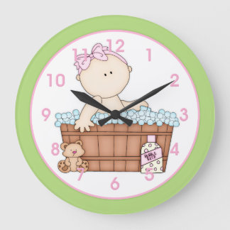 Baby Girl, das ein Kind an der Wand hält Große Wanduhr