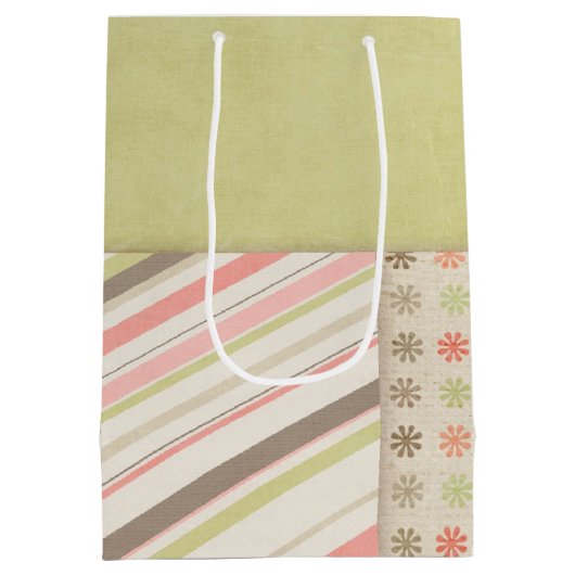 Baby Girl Doll on Quilt Mittlere Geschenktüte (Rückseite)