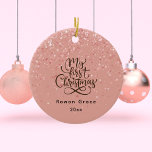 Baby Girl First Christmas Individuelle Name Pink M Keramik Ornament<br><div class="desc">Baby Girl Erste Weihnachtszeit Individuelle Name Rosa Minimal Keramik Ornament. Eine besondere Sake-Ornament für das neue kleine Mädchen in Ihrem Leben. Dieses Design zeichnet sich durch ein modernes minimales "Mein erstes Weihnachten"-Skript aus und ist mit stilvollem Glamour-Funkeln versehen. Dieses Ornament kann mit dem Namen und dem Jahr des Babys personalisiert...</div>