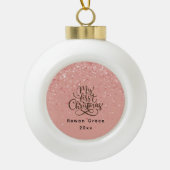 Baby Girl First Christmas Pink Individuelle Name Keramik Kugel-Ornament (Vorderseite)