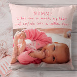 Baby Girl Foto und Adorable Message to Mama Kissen<br><div class="desc">Ein hübsches Foto-Kopfkissen für Ihre Fotos. Das Kissen hat eine niedliche Formulierung, die lautet: "Mama I Liebe Sie so sehr mein Herz könnte explodieren in eine Million Küsse". Die Vorlage ist Set für Sie, um ein Foto auf der Vorder- und Rückseite hinzuzufügen. Sie können auch so viele der Texte bearbeiten,...</div>