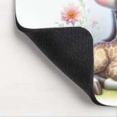 Baby Girl Giraffe mit rosa Blume Mousepad (Ecke)