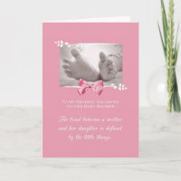 Baby Girl gratuliert Tochter mit Babynahrung