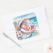 Baby Girl in einer Seashell Baby Dusche Quadratischer Aufkleber (Umschlag)