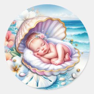 Baby Girl in einer Seashell Baby Dusche Runder Aufkleber