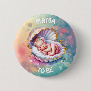 Baby Girl in einer Seashell Baby Shower Mama zu se Button