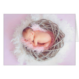 Baby Girl in ihrem Nest