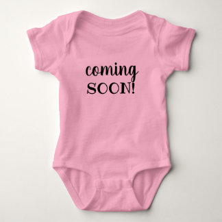 Baby Girl kommt bald Schwangerschaftsankündigung Strampler