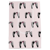 Baby Girl mit Bow Footprints Mittlere Geschenktüte (Rückseite)