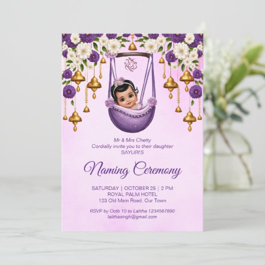 Baby Girl Naming Namkaran Wiege Zeremonie lila Einladung (Stehend Vorderseite)