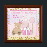 Baby Girl Niedlich Teddy Cake Christening Keepsake Erinnerungskiste<br><div class="desc">Das Design ist ein niedlicher Teddybär,  der kleine Mementos von diesem besondere Anlass behalte,  und liegt neben einem Ballon und einem Geschenk,  umgeben von Goldkonfetti,  vor einem schönen rosa Taufkuchen. Die informelle Typografie Christening Keepsakes und der Name und das Geburtsdatum Ihres Babys oder das Veranstaltungsdatum können leicht personalisiert werden.</div>