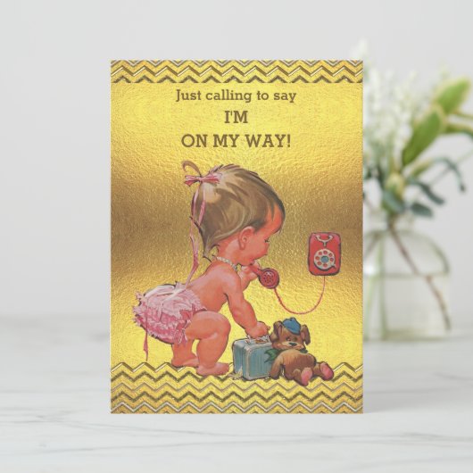 Baby Girl on Phone Baby Shower Gold Chevrons Einladung (Stehend Vorderseite)